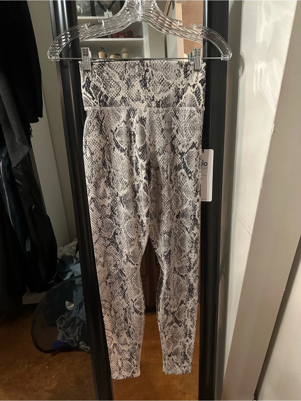 NWT Alo Yoga High Waist Snakeskin Vapor Leggings in Bone - S